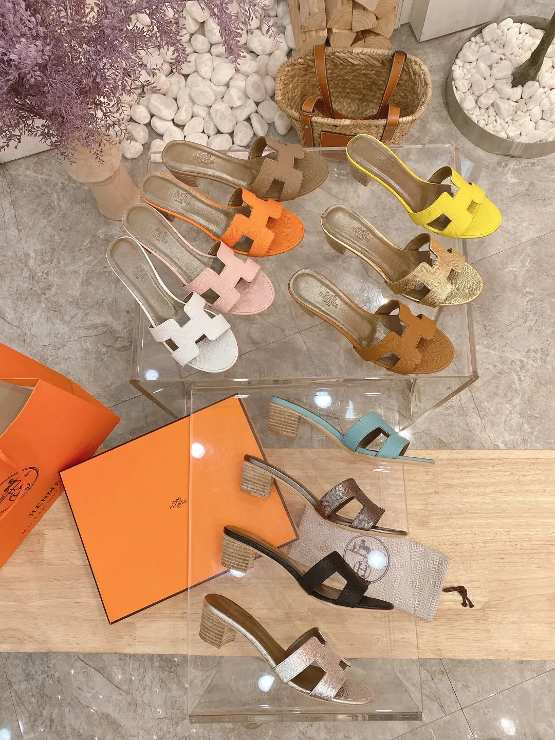 👟👟Ex-factory price 300👟👟 Genuine leather sole +40 🦄Hermès "Palm Print" has added new color sandals, "Year-round shipment" with three-dimensional concave and convex feeling on the classic "H" upper... It is a must-have item in your wardrobe, and it is magically versatile in this summer! This model fully demonstrates the classic Hermès style "palm print". Classic calfskin material ~ imported sheepskin. Lining 🐎Size: 34~42. Heel height ② type: low heel 1.5cm. Medium heel 4.5cm. Genuine leather sole +40 rubber sole.